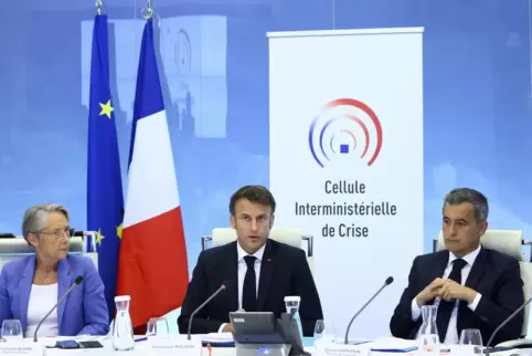 Krisentreffen: Staatspräsident Emmanuel Macron (Mitte) mit Premierministerin Élisabeth Borne und Innenminister Gerald Darmarin.