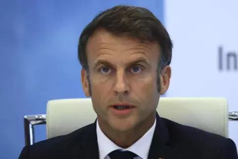 Der französische Präsident Emmanuel Macron spricht nach einer Dringlichkeitssitzung der Regierung im Innenministerium in Paris, 