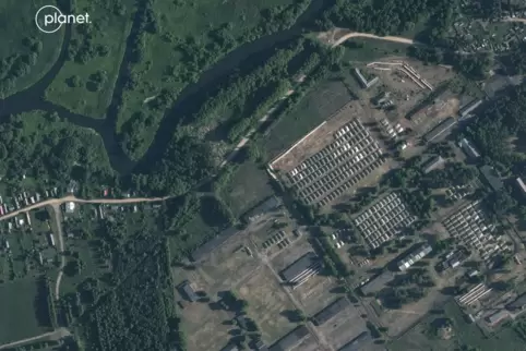 Dieses von Planet Labs PBC zur Verfügung gestellte Satellitenbild zeigt kürzlich errichtet Zelte auf einem ehemaligen Militärstü