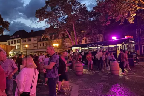 Auch am späten Abend noch gut besucht: Auf dem Rathausplatz herrschte Weinfest-Atmosphäre. 