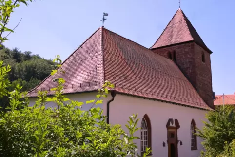 In der Wetterfahne der Dorfkirche steht die Jahreszahl des Wiederaufbaus zu lesen.