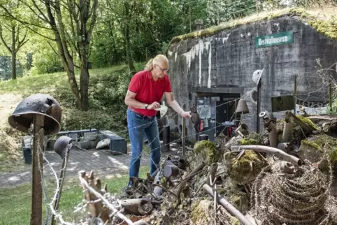 Martin Galle am „Friedhof der Geschichte“, einem bedrückenden Sammelsurium von Funden aus der Umgebung. 