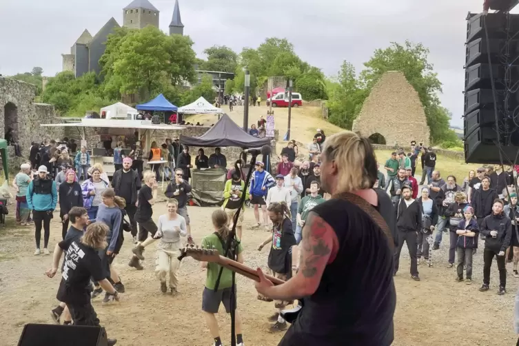 Trotzten dem Nieselwetter: Besucher des Festivals vor der Kulisse der Burg. 