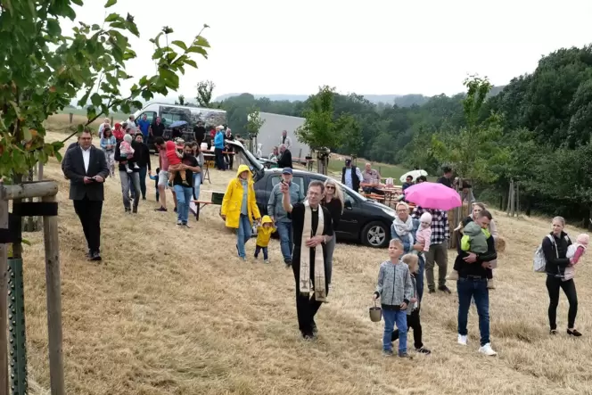 Die beiden Pfarrer geben den Kirschbäumen ihren Segen. Die beiden Pfarrer geben den Kirschbäumen ihren Segen.
