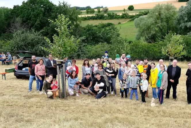 Etwa 15 Familien feiern die Bäumchen-Einweihung in Contwig. Eine nachahmenswerte Idee.