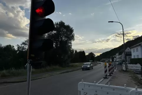 Am Wochenende und wenn an der Einmündung keiner arbeitet, werde die Ampel vor Stambach weggestellt, sagt die Bürgermeisterin. 
