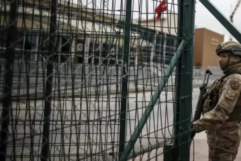 Türkischer Soldat vor dem Gefängniskomplex in Slivri.