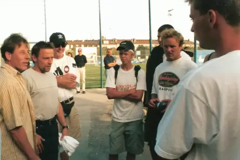 2001 trafen die OWU-Kicker Weltmeister Thomas Häßler (Zweiter von links) nach einem Spiel gegen die U19 von 1860 München.