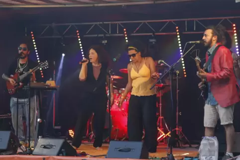 Die Band Bazaar mit Musikern aus Algerien und der Westpfalz (am Mikro: Julia Jung) begeisterte in Stahlberg beim Festival „Mount