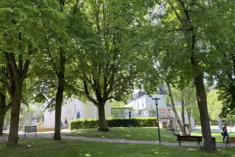 „Unser Ziel ist es, das Schlosshotel aus dem Dornröschenschlaf zu erwecken“, sagt Jennifer Schilling. Zusammen mit ihrem Mann Pe