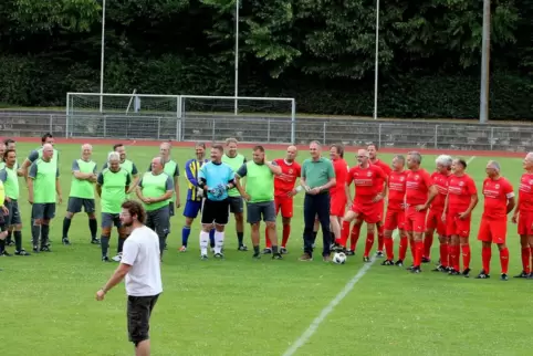 Die Südpfalzlegenden (linke Seite) vor ihrem letzten Spiel. Sie lösen sich auf. 