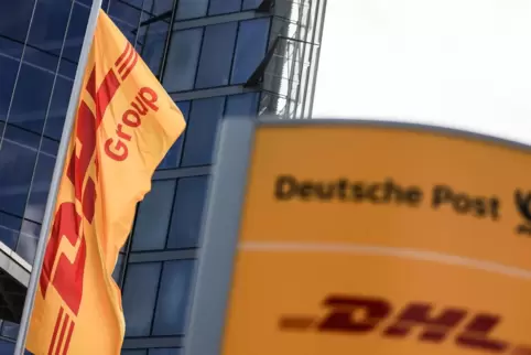 Vor der Bonner Zentrale wehen Fahnen mit dem neuen Namen der Post: DHL Group. 