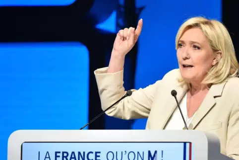 Inzwischen gilt die jovial auftretende 55-jährige Marine Le Pen als zweitbeliebteste Politikerin Frankreichs. 