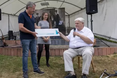  Kreisbeigeordneter Walter Altherr (rechts) überreichte die Plakette an Ortsbürgermeister Wolfgang Pfleger. Im Hintergrund: Elai