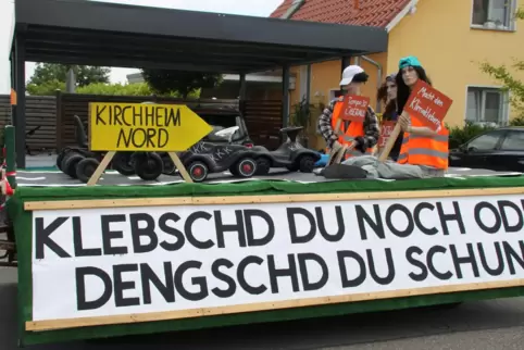 Zeigt wenig Sympathie für Klimakleber: der Motivwagen des Kerwekomitees, das aktuell aus elf Kerweborsch besteht. 