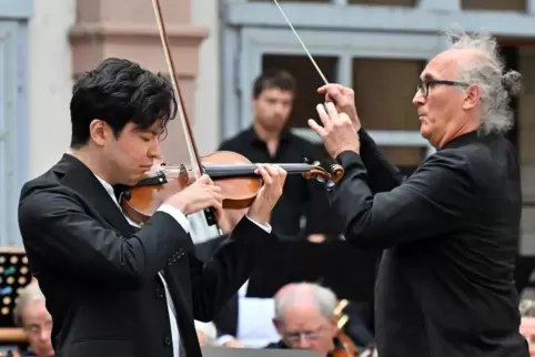 Der Höhepunkt: Max Bruchs Violinkonzert op. 26 mit dem Solisten Alexander Hobbs. Es dirigiert Jürgen Weisser.