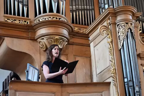 Großen Orgelklang im Rücken: Sängerin Judith Wiesebrock. 