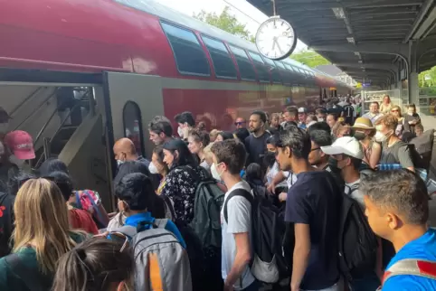 Menschenmassen an einem Bahnhof zu Zeiten des 9-Euro-Tickets. 