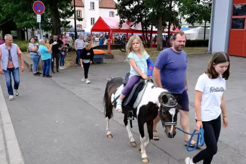 Das Einöder Dorffest heißt seit diesem Jahr wieder Jochnachelfeschd wie früher. Für die Kinder gab es auch Ponyreiten des Reitve