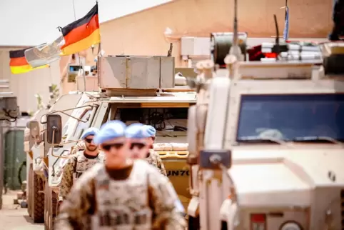 Die Deutschlandfahne und die UN-Flagge wehen nur noch bis Ende 2023 in Mali. Das Foto entstand im Camp Castor in Gao.