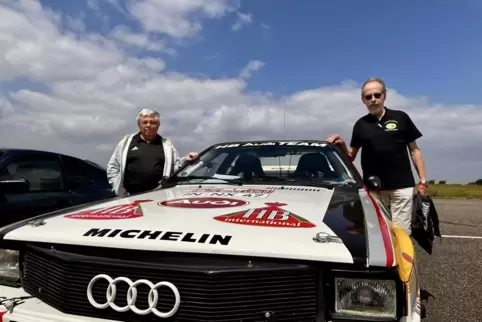 Karl-Peter Gries (links) und Rallye-Fahrer Franz Billo rechts vor einem der ikonischen Rallye-Wagen schlechthin: einem Audi Ur-Q