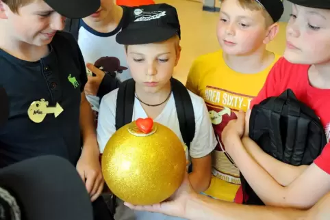 Lernen, was im Körper während der Pubertät und bei der Zeugung passiert: zehn- bis zwölfjährige Jungen im MFM-Workshop „Agenten 