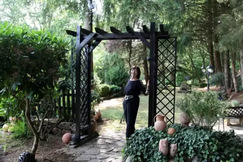 Viktoria Zenker trägt gerne Schwarz, in dieser Farbe streicht sie auch ihr Gartenmobiliar. 