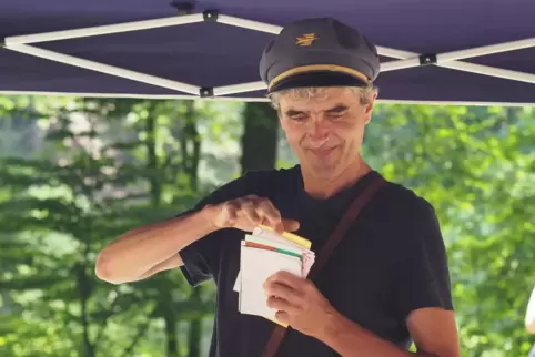 Der Künstler Laurent Barthel aus Lothringen brachte Waldpost zu den Kindern. Der Künstler Laurent Barthel aus Lothringen brachte Waldpost zu den Kindern.