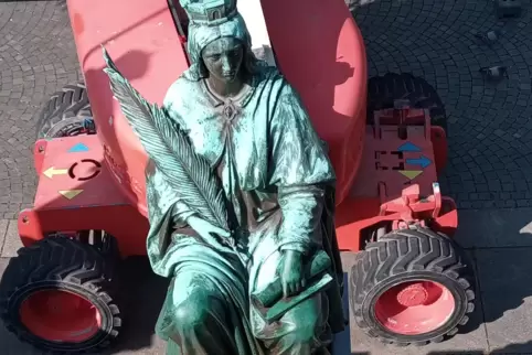 Am Beispiel der Statue Augsburg lässt sich auf dem Naturstein die Verschiebung der Figur erkennen.