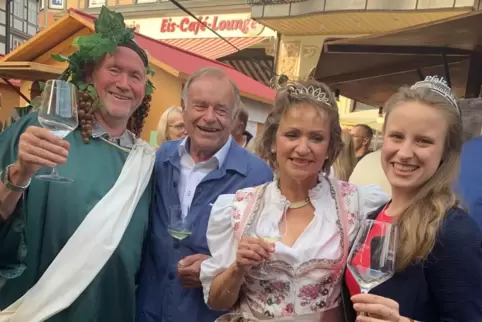 Hoheiten und Organisator (von links): Bacchus Uwe I., Armin Haffa, Weinprinzessin Christine I. und die Pfälzische Weinprinzessin