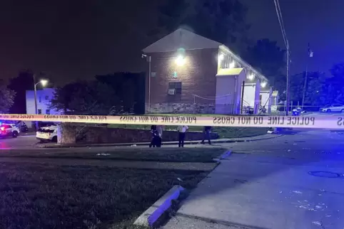 Die Polizei sperrt den Tatort im Stadtteil Brooklyn Homes im Süden der Stadt ab.