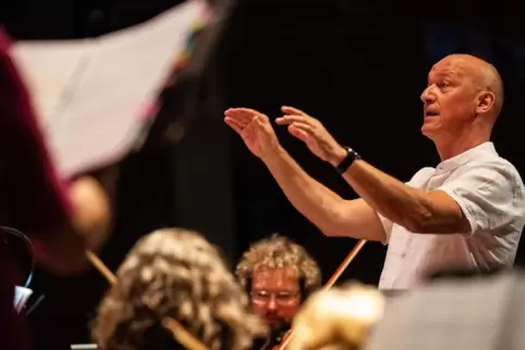 Chorleiter Stefan Lang dirigierte am Wochenende seine letzten beiden Konzerte als Lehrer am Zweibrücker Hofenfels-Gymnasium. 