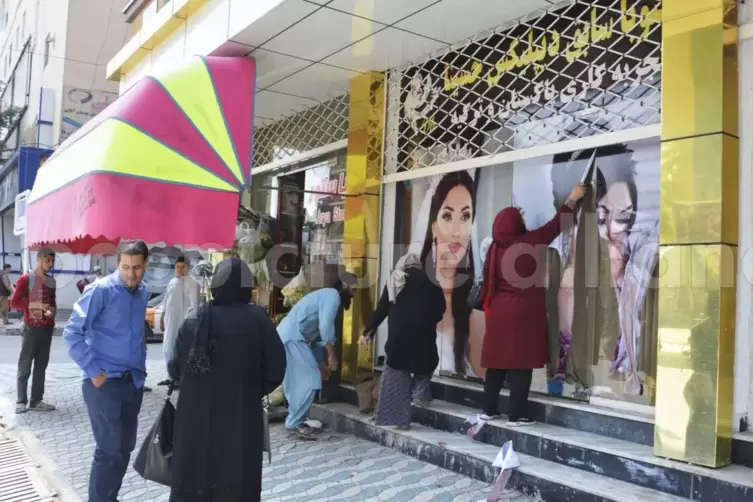 Die Taliban veranlassten nach der Machtergreifung, die Bilder an den Schönheitssalons zu entfernen. 