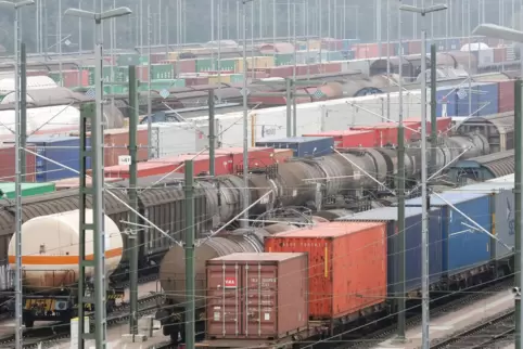 Immer mehr Güter sollen von der Straße auf die Schiene. Deshalb muss die Bahn ihr Schienennetz ausbauen. 