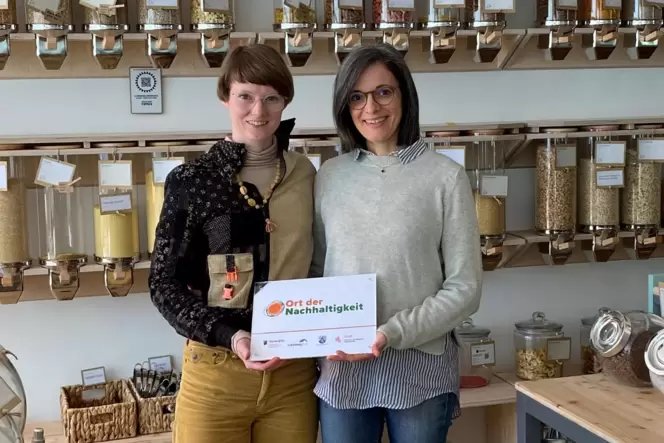 Ihr Unverpackt-Laden wurde im Februar vom Land als Ort der Nachhaltigkeit ausgezeichnet: Mara Theisen (rechts) und Stephanie Sel