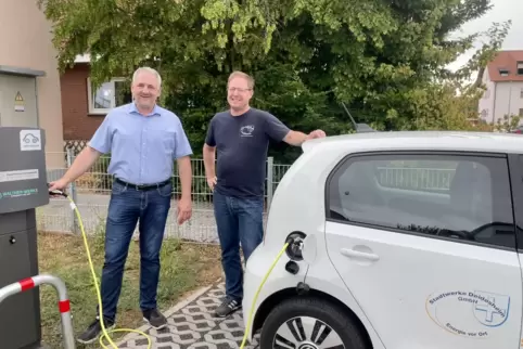 Erste Stromtankstelle in Betrieb genommen: Ortsbürgermeister Stefan Stähly (links) und der Geschäftsführer der Stadtwerke Deides