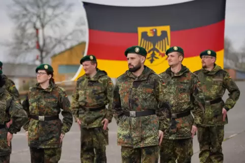 Daniel Gay (rechts) aus Scheibenhardt macht beim Reservistenprogramm der Bundeswehr für Ungediente mit. 