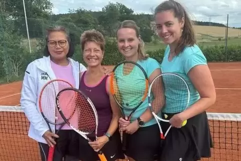 Im Damen-Doppel unterlagen Marlyn Meisinger und Ute Sander gegen Aline Christoffel und Sarah Maurer (von links).