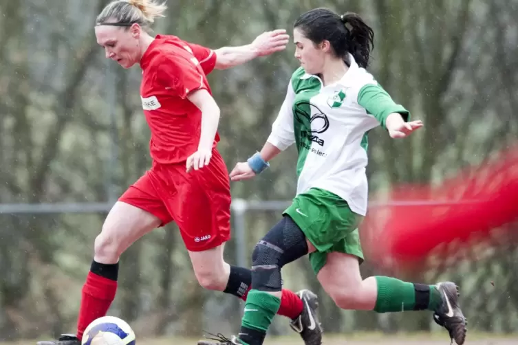 Im Spiel der ersten Runde des Verbandspokals 2013/14 bedr&auml;ngt Maria Schneider vom SV Langenbach (rechts) Corinna Goeddel von der