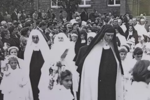Rund 2000 Menschen begleiteten die Karmelschwestern am 26. Oktober 1958 auf dem Weg von der Christkönigskirche hoch in das neue 