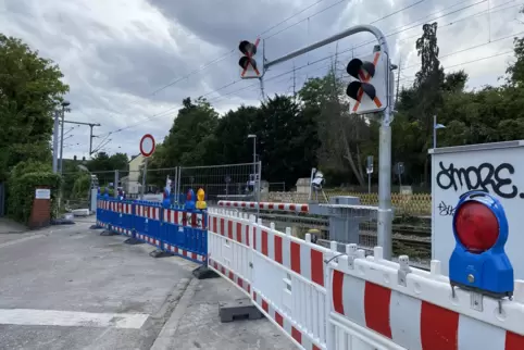 Endspurt: Der Bahnübergang in der Mühlturmstraße soll Ende Juli offen sein. Derzeit werden Schranken und Signalmasten montiert.