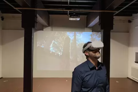  Matthias Pfaff von der Hochschule zu Beginn der virtuellen Zeitreise von „#Wald – Zeitreise durch den Pfälzerwald“ im Wadgasser