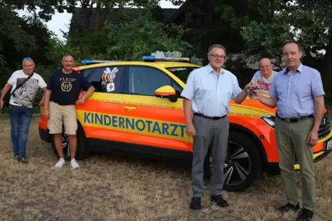 Knallige Farben: der Einsatzwagen, für den Fördervereinsvorsitzender Otto Reiland den Schlüssel an Ingo Böhn überreicht. 