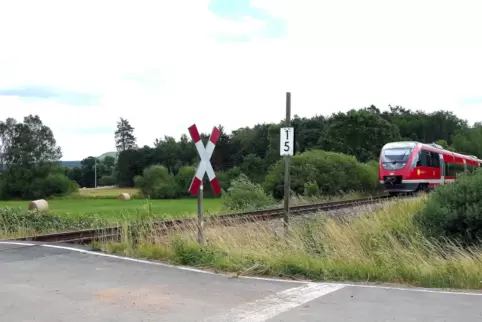 Züge aus Richtung Landstuhl sind am Übergang erst spät zu sehen. 