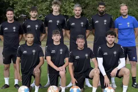 Die neuen und die Übungsleiter (hinten von links): Co-Trainer Matteo Monetta, Gianluca Gianetta, Noah Maier, Tim Amberger, Wal F