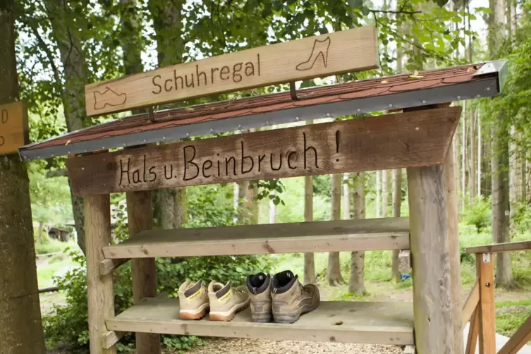 Im Hunsrück: Nachdem die Besucher des Barfußpfades in der Freizeitanlage bei Schillingen ihre Schuhe im Regal verstaut haben, sp