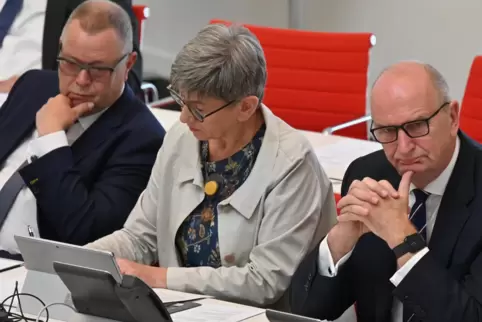 Natürlich beschäftigt sich auch die Regierung mit den Zahlen der AfD: Innenminister Stübgen (CDU), die Chefin der Staatskanzlei 
