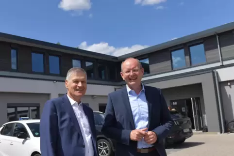 Jörg Strötzel (links) zeigte Bürgermeister Stefan Ulrich die neuen Räume für die VLH-Verwaltung.