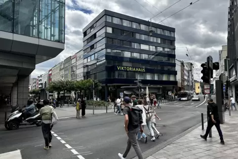 Hier ist der tödliche Unfall passiert: Die Kreuzung Viktoriastraße hin zur Bahnhofstraße. 