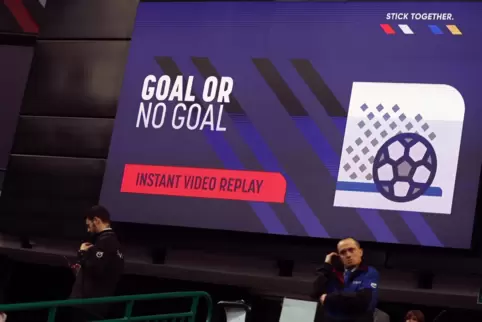 Bei der WM im Januar wurde via Anzeigetafel eingeblendet, wenn eine Entscheidung durch Videobeweis überprüft wurde. 